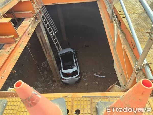 ▲▼桃園女恍神「開進捷運工地」　連人帶車墜8m深大坑洞。（圖／記者沈繼昌翻攝）