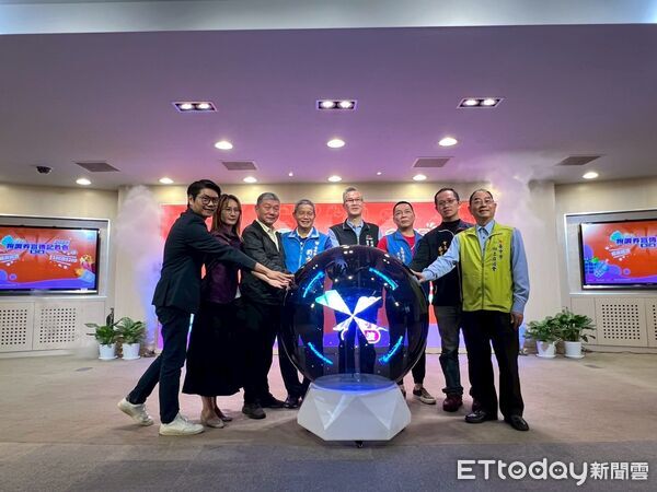 ▲經發局舉行物調券第二波記者會，市場、商圈及夜市代表到場力挺，提前掀起年底買氣。（圖／記者游瓊華翻攝）