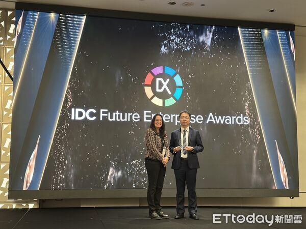 ▲台南市以智慧稅務創新勇奪 IDC「最佳數位政策獎」，市府代表赴新加坡領獎。（記者林東良翻攝，下同）