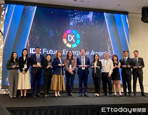 ▲台南市以智慧稅務創新勇奪 IDC「最佳數位政策獎」，市府代表赴新加坡領獎。（記者林東良翻攝，下同）