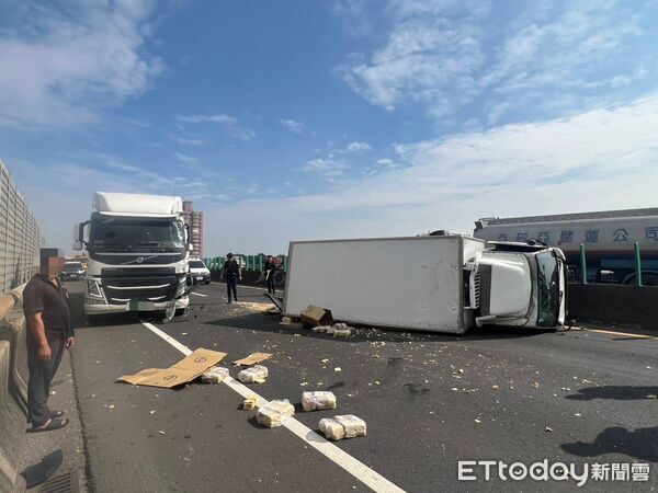 ▲▼林姓男子駕駛的小貨車今午行經台88快速道路時遭拖板車擦撞後再撞凌志轎車，小貨車上的豆皮乾貨掉滿地。（圖／記者吳世龍翻攝）