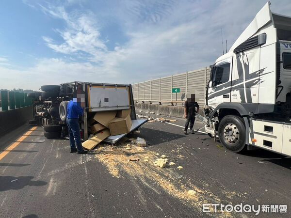 ▲▼林姓男子駕駛的小貨車今午行經台88快速道路時遭拖板車擦撞後再撞凌志轎車，小貨車上的豆皮乾貨掉滿地。（圖／記者吳世龍翻攝）
