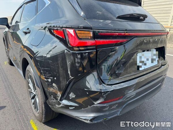 ▲▼林姓男子駕駛的小貨車今午行經台88快速道路時遭拖板車擦撞後再撞凌志轎車，小貨車上的豆皮乾貨掉滿地。（圖／記者吳世龍翻攝）