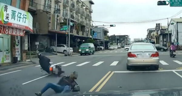 桃園3寶大亂鬥長髮男闖紅燈撞上逆向騎士，網友狂讚：「夢幻聯動終於現身」。（圖 ／翻攝畫面）