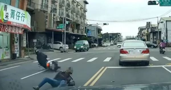 桃園3寶大亂鬥長髮男闖紅燈撞上逆向騎士，網友狂讚：「夢幻聯動終於現身」。（圖 ／翻攝畫面）