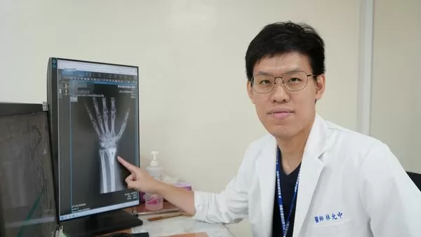 ▲▼林允中醫師分享病人車禍腦出血與骨折治癒後，透過職能治療重返職場。（圖／部立台北醫院提供）