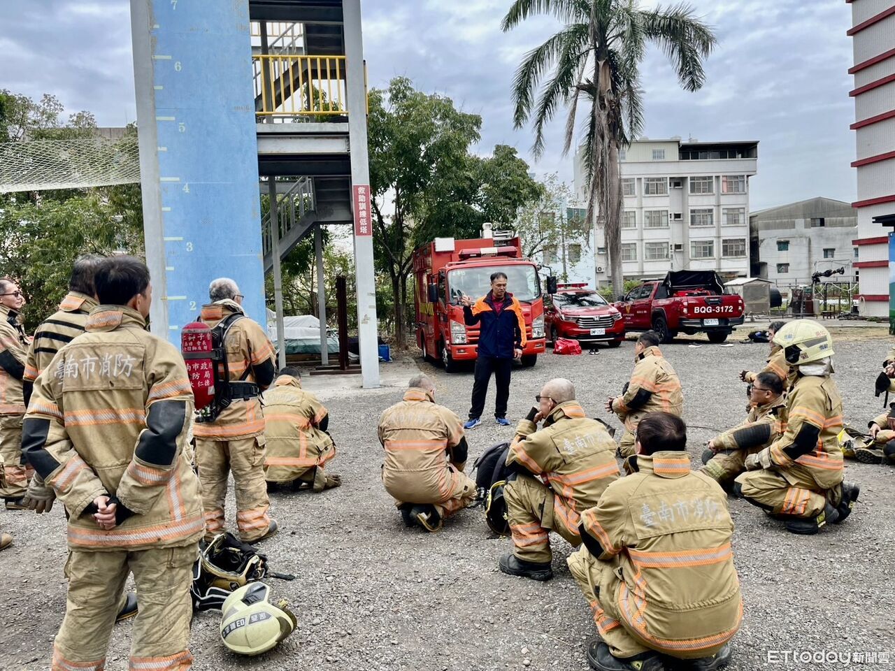 台南消防局辦幫浦消防車共識營 162名外勤幹部強化實戰效能