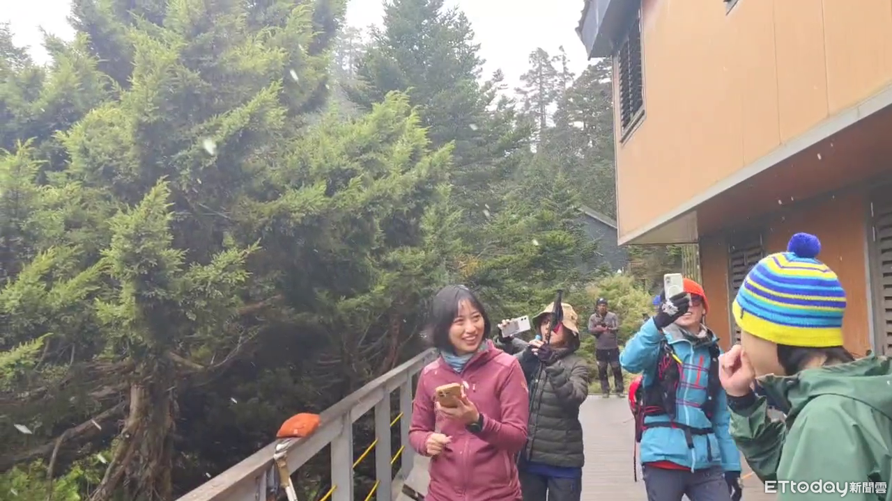 玉山入秋首降雪!排雲山莊下10分鐘 山友驚喜搶拍