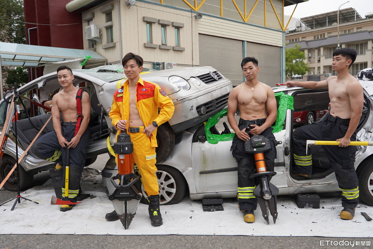 嘉義消防猛男桌曆登場　跨界合作18人展現警消專業與默契