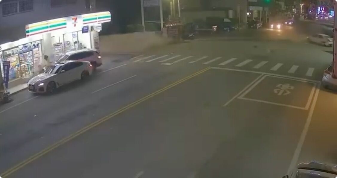 ▲▼競速雙B失控撞路人重傷。（圖／翻攝臉書／彰化縣媒體記者協會 ）