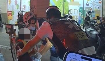 ▲▼高雄自小客車「鬼轉」撞行人。（圖／記者賴文萱翻攝）