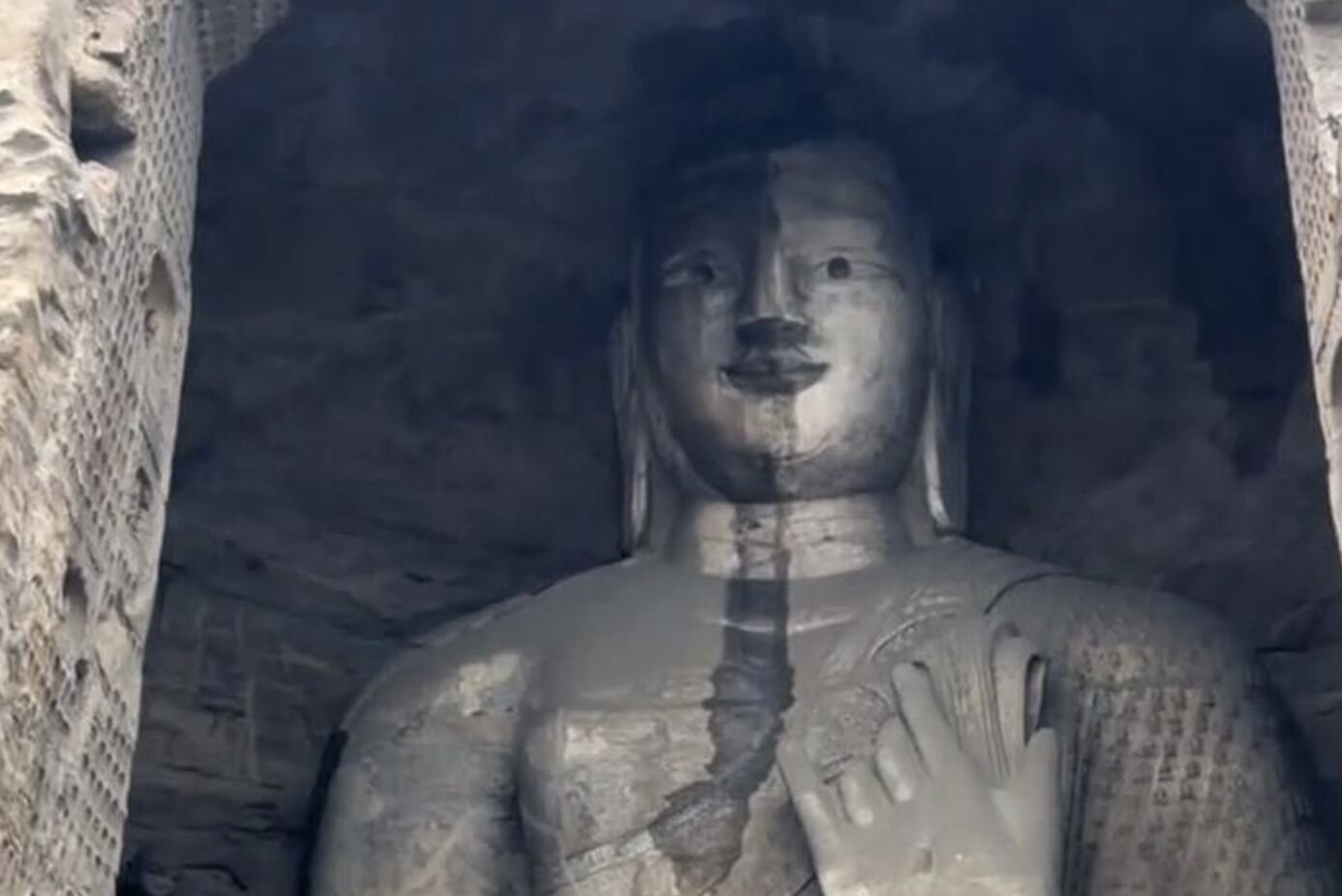 ▲雲岡石窟佛像面部滲水，在零下氣溫結成冰凌，宛如凍到「流鼻涕」。（圖／翻攝極目新聞）