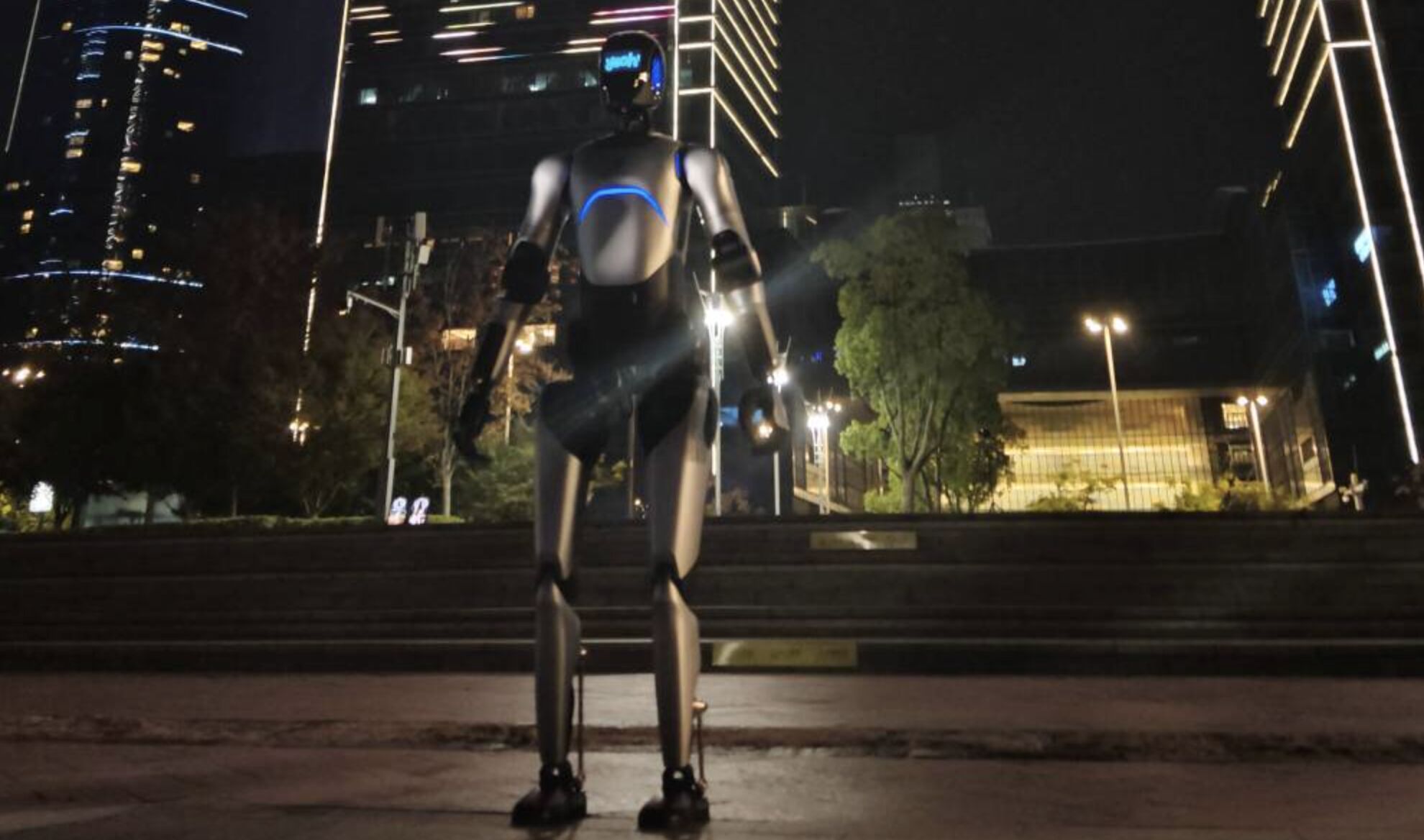 ▲上海智元開發的人形機器人從蘇州走到上海，106公里的路程打破金氏世界紀錄。（圖／翻攝澎湃新聞）