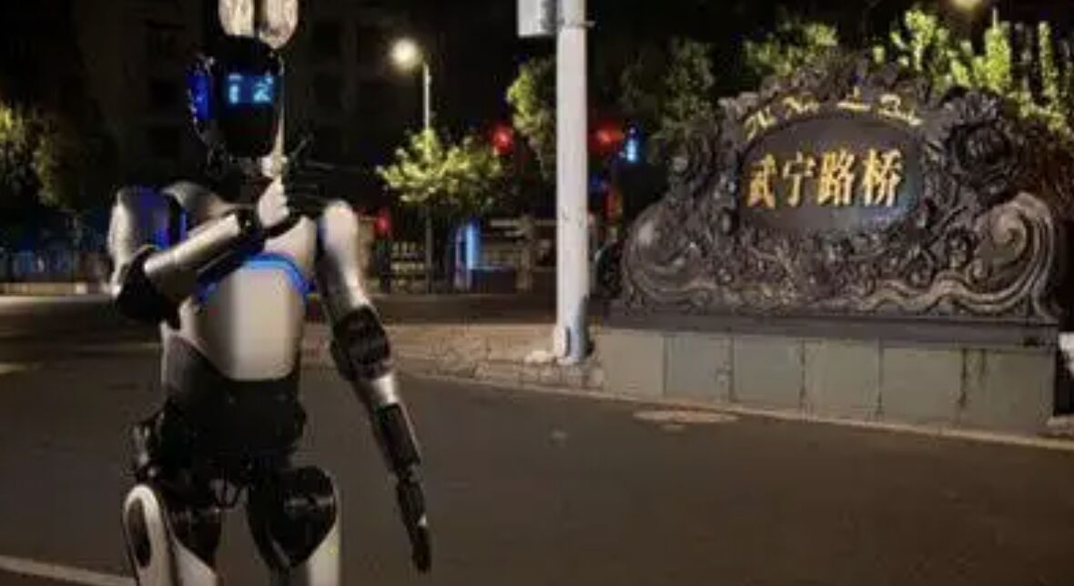 ▲上海智元開發的人形機器人從蘇州走到上海，106公里的路程打破金氏世界紀錄。（圖／翻攝澎湃新聞）