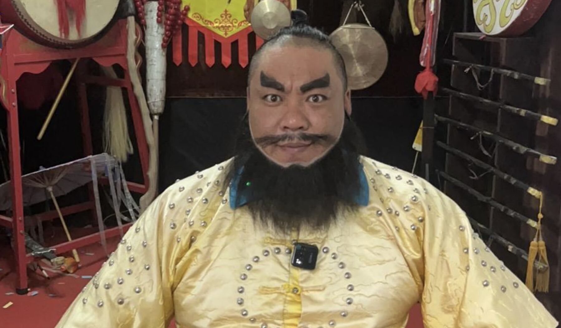 ▲張佳思扮演的搞笑幽默版「橫店閻王爺」在影音平台上爆紅。（圖／翻攝極目新聞）