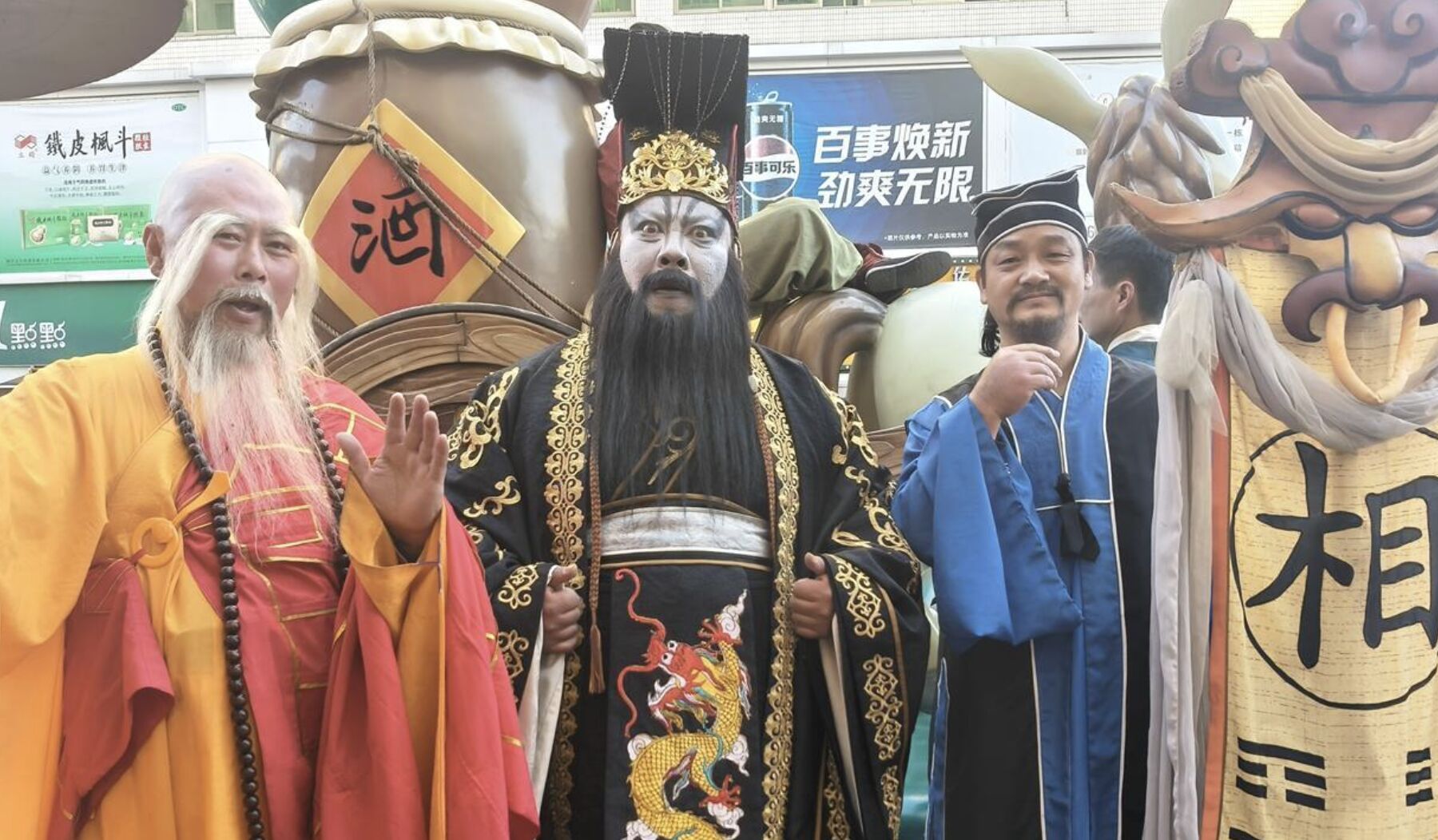 ▲張佳思扮演的搞笑幽默版「橫店閻王爺」在影音平台上爆紅。（圖／翻攝極目新聞）