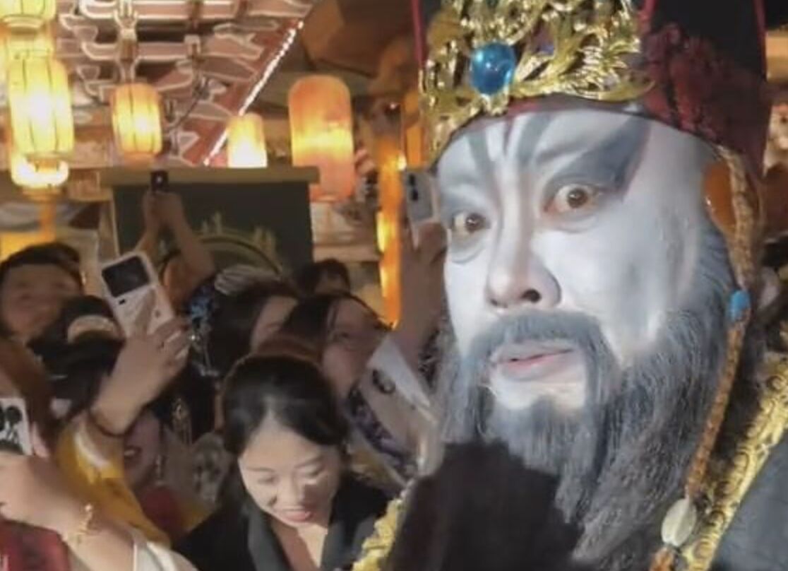 ▲張佳思扮演的搞笑幽默版「橫店閻王爺」在影音平台上爆紅。（圖／翻攝極目新聞）