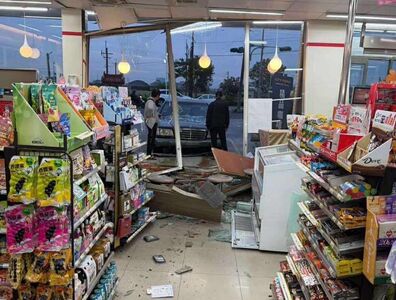 嘉義76歲翁誤踩油門「開車撞進超商」　玻璃窗被撞毀碎片噴一地