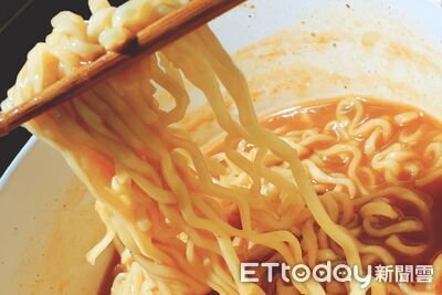 颱風熱門泡麵熱量曝光「偶爾1碗不影響減脂」!營養師揭發胖關鍵