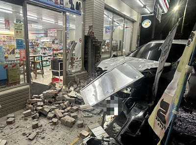 BMW逆向超車連3撞！路人被撞飛10米重傷　超商像被轟炸畫面曝