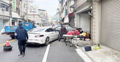20歲賓士哥闖禍畫面曝！詭偏連衝9車...她站家門口被撞輾險沒命