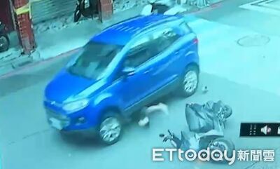 感人畫面曝！機車騎士遭撞慘捲車底　人肉千斤頂合力抬車救命