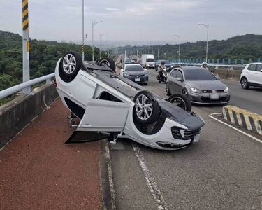 彰化女趕上班自撞翻車「只差1公尺」險墜10米橋下　驚險畫面曝