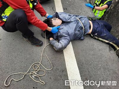 16歲高中生無照上路！路口猛撞機車摔進水溝　重傷昏迷搶救中