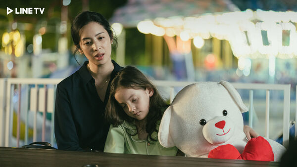 ▲《黑白盒子》莫允雯劇中為了女兒包下一整座遊樂園，替女兒完成心願。（圖／LINE TV提供）