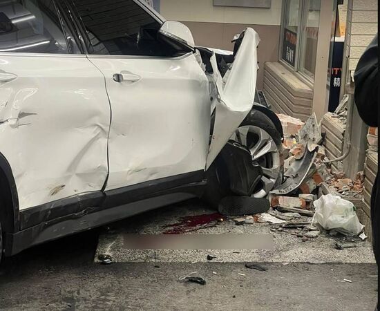 ▲彰化埔心鄉員鹿路發生一起疑似4輛雙B車競速追撞入超商, 造成4人輕重傷。（圖／民眾提供）