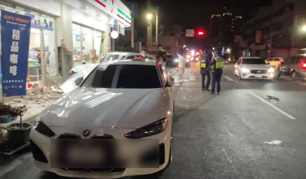 ▲彰化埔心鄉員鹿路發生一起疑似4輛雙B車競速追撞入超商, 造成4人輕重傷。（圖／民眾提供）