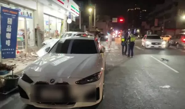 ▲彰化埔心鄉員鹿路發生一起疑似4輛雙B車競速追撞入超商, 造成4人輕重傷。（圖／民眾提供）