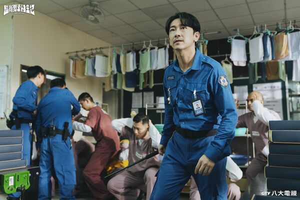 ▲《監所男子囚生記》（左起）邱以太、張軒睿、施名帥、陳澤耀合作愉快，片場笑聲不斷。（圖／八大電視、壹壹影業、愛奇藝國際版提供）