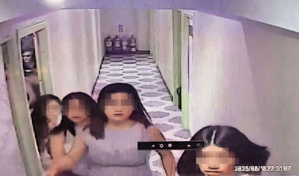 桃園警方近來戮力掃黃。圖為在情色按摩店內上班的泰籍女子，得知警方到場後的逃竄畫面。（翻攝畫面）