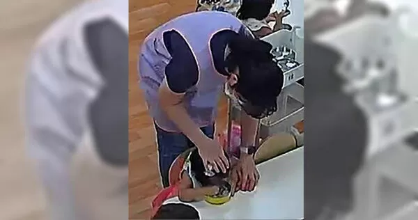 新北市中和某公共托育中心老師竟將幼童頭部大力壓入碗中！（圖／投訴人提供）