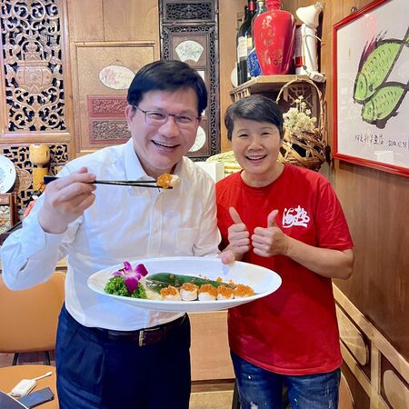 ▲▼外交部長林佳龍在臉書分享日本干貝刺身。（圖／翻攝自臉書）