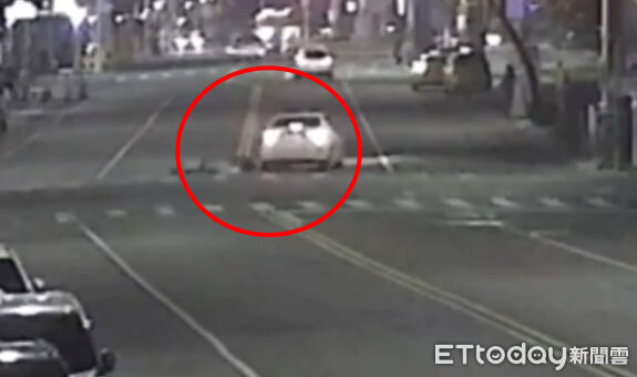 ▲▼高雄自小客車「鬼轉」撞行人。（圖／記者賴文萱翻攝）