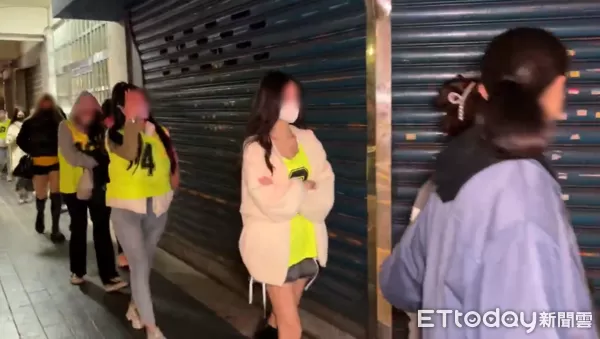 ▲▼北市警破獲地下賭場，美女荷官刷一排美腿森林。（圖／記者邱中岳翻攝）