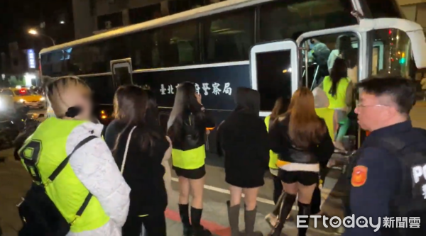 ▲▼北市警破獲地下賭場，美女荷官刷一排美腿森林。（圖／記者邱中岳翻攝）