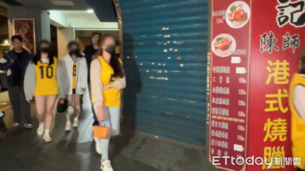 ▲▼北市警破獲地下賭場，美女荷官刷一排美腿森林。（圖／記者邱中岳翻攝）