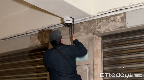 ▲▼北市警破獲地下賭場，美女荷官刷一排美腿森林。（圖／記者邱中岳翻攝）