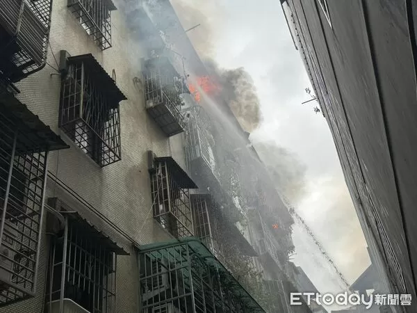 ▲新北市新莊中港路巷內民宅傳出火警，警消共疏散8人。（圖／記者陸運陞翻攝）