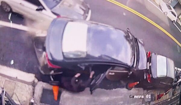 ▲劉姓男子20日下午駕駛賓士轎車行經中壢區龍岡路失控撞上路旁9輛汽機車，還導致開車門放東西婦人被撞倒瞬間畫面。（圖／中壢警方提供）