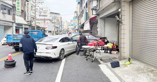 ▲劉姓男子20日下午駕駛賓士轎車行經中壢區龍岡路失控撞上路旁汽機車，造成莊姓婦人倒地受傷，救護人員到場施救。（圖／中壢警方提供）