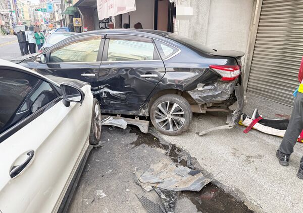 ▲劉姓男子20日下午駕駛賓士轎車行經中壢區龍岡路失控撞上路旁汽車，撞擊碰撞現場。（圖／中壢警方提供）
