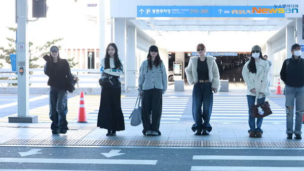 ▲▼TWICE出發飛來高雄了！唯獨不見子瑜蹤跡　7妞親切打招呼收信 。（圖／翻攝自Newsen YouTube）