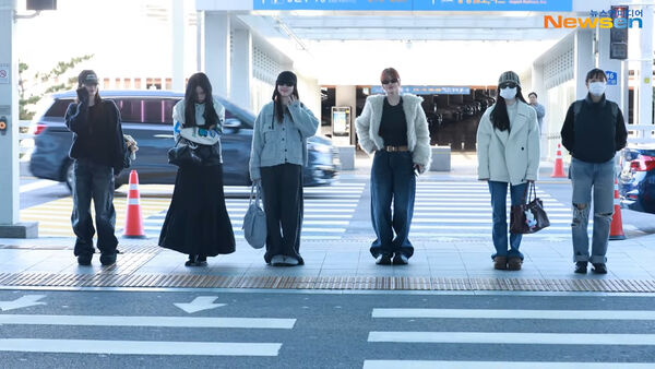 ▲▼TWICE出發飛來高雄了！唯獨不見子瑜蹤跡　7妞親切打招呼收信 。（圖／翻攝自Newsen YouTube）