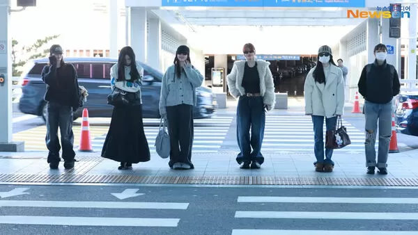 ▲▼TWICE出發飛來高雄了！唯獨不見子瑜蹤跡　7妞親切打招呼收信 。（圖／翻攝自Newsen YouTube）