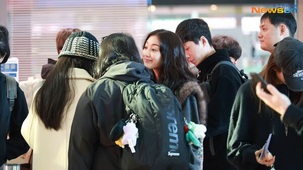 ▲▼TWICE出發飛來高雄了！唯獨不見子瑜蹤跡　7妞親切打招呼收信 。（圖／翻攝自Newsen YouTube）