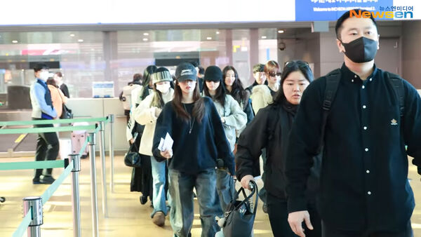 ▲▼TWICE出發飛來高雄了！唯獨不見子瑜蹤跡　7妞親切打招呼收信 。（圖／翻攝自Newsen YouTube）